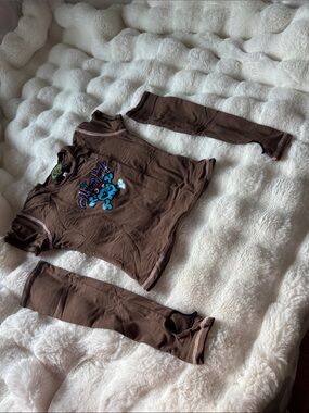 o mighty Brown Graphic Top with Blue Skull Accent and matching gloves